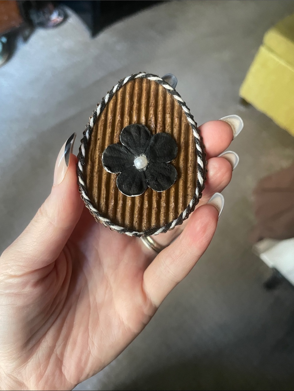 Hamsde dark egg and flower magnet